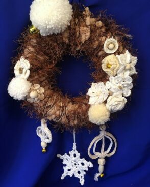 Petite couronne de Noel beige avec flocons et fleurs crochet
