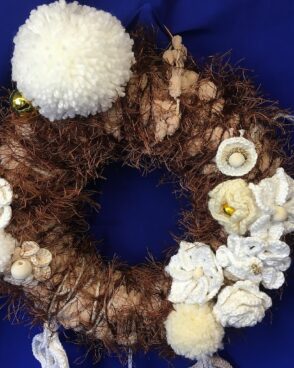 Petite couronne de Noel beige avec flocons et fleurs crochet