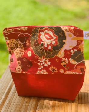 Pochette – fond simili cuir rouge – motif fleurs