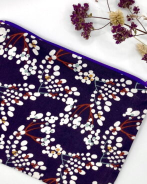 Trousse zippée doublée – décor “Fleurs blanches sur fond violet”
