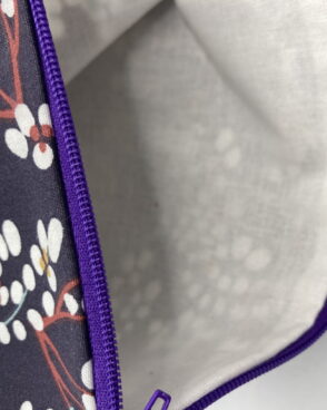 Trousse zippée doublée – décor “Fleurs blanches sur fond violet”